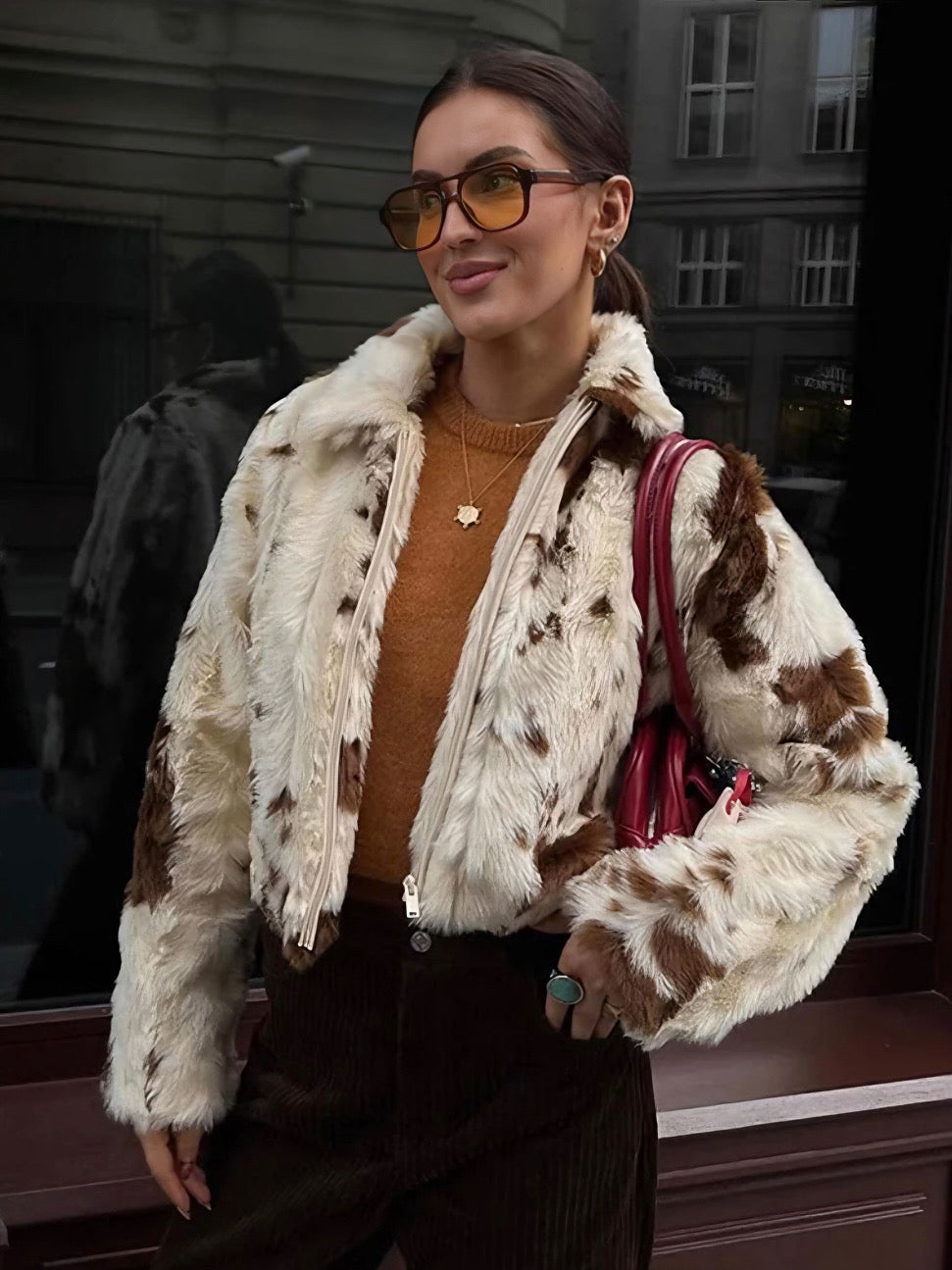 Kurze Kunstfelljacke mit Animalprint und Reißverschluss