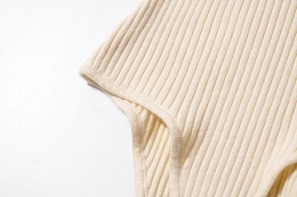Komfortabler Taillierter High-Neck Rib-Strick Bodysuit in Beige - Sorentis