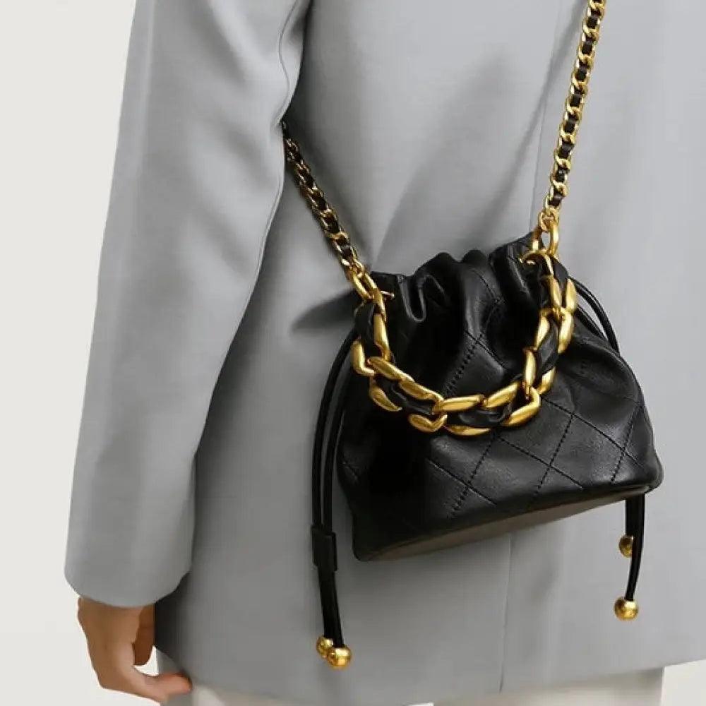 Echtleder Bucket Bag – Gesteppte Tasche mit Kordelzug und Kettenriemen - Sorentis