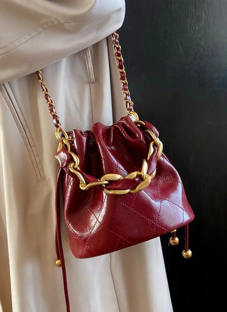 Echtleder Bucket Bag – Gesteppte Tasche mit Kordelzug und Kettenriemen - Sorentis